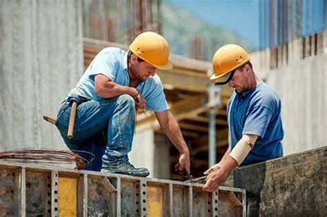 Trabajos de construcción - La construcción: un trabajo peligroso. Al menos 108.000 trabajadores mueren en el lugar de trabajo cada año, una cifra que representa alrededor del 30 por ciento de todas las lesiones mortales en el trabajo. Datos de diversos países industrializados muestran que los trabajadores de la construcción tienen una probabilidad entre 3 y 4 veces ...